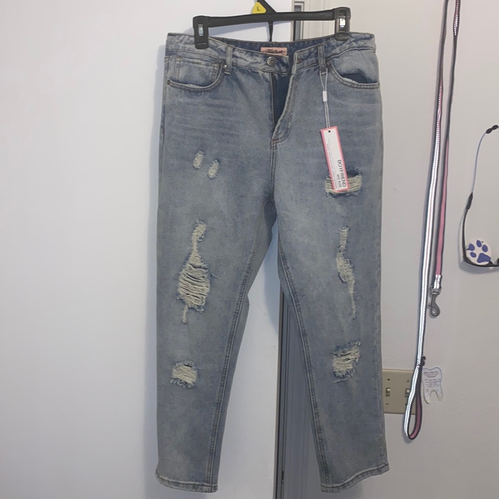 Soft stretchy Boyfriend Mid-rise jeans! Size 15/16 but fits 11/12. Tags still on